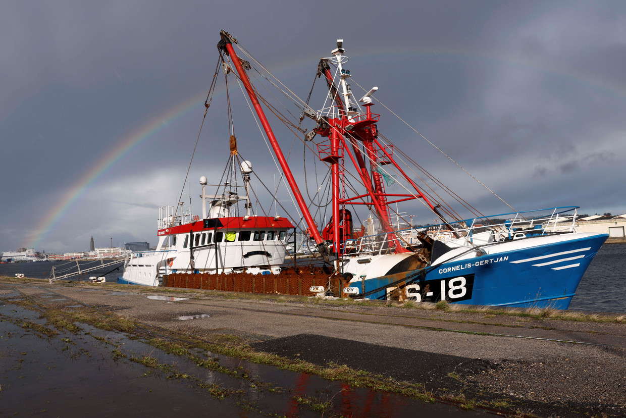 Een regenboog boven de Britse trawler Cornelis-Gert Jan.  Beeld Reuters