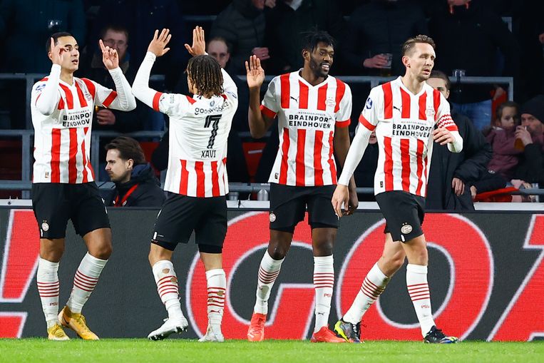 PSV'er Anwar El Ghazi viert zijn doelpunt tegen Go Ahead Eagles met Xavi Simons (7). Rechts Ibrahim Sangaré en Luuk de Jong.  Beeld Pro Shots / Erik Pasman