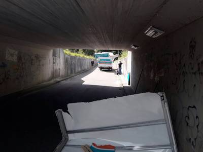 Viaduct 'onthoofdt' bestelbus in Lochem