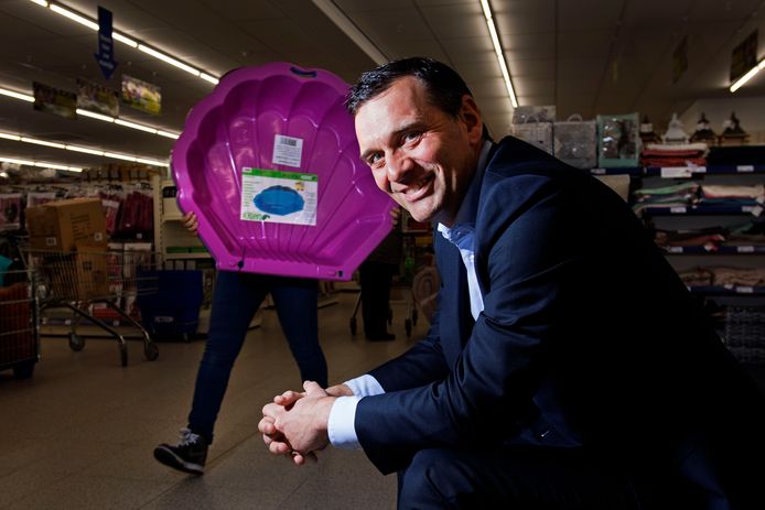 Topman Sander van der Laan in een filiaal van Action