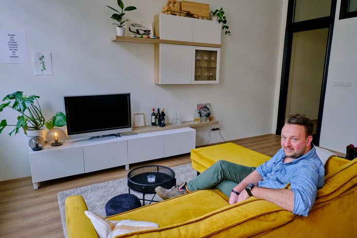 Robin Gommers (30) in zijn appartement in het oude Zeeman-pand. De bank heeft hij op de kop getikt via Instagram. ,,Ik vind okergeel een supertoffe kleur.”