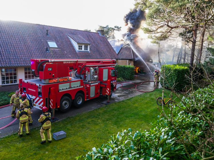 Grote brand in schuur van vrijstaande woning in Geldrop, veel rook vrijgekomen