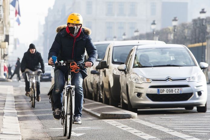 Een fietser draagt een mondmasker in Parijs.