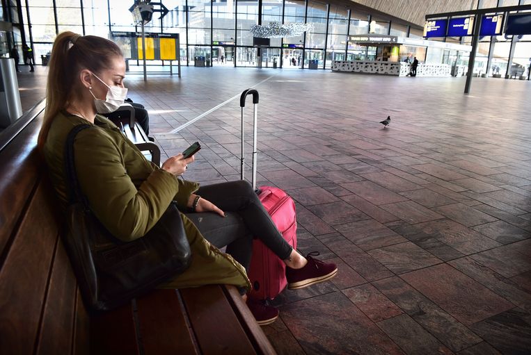 Het Centraal Station in Rotterdam is nagenoeg leeg door het ontbreken van forenzen die nu thuis werken.  Beeld Marcel van den Bergh / de Volkskrant