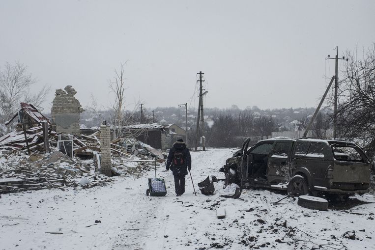 Een inwoner loopt tussen de ruïnes van een gebouw in Bachmoet. Het Russische leger is langzaam maar zeker bezig om de stad te omsingelen.  Beeld Anadolu Agency via Getty Images