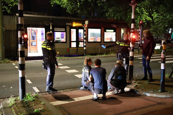 Een fietsster is zondagavond 25 september gewond geraakt nadat zij op de Loosduinsekade in aanraking kwam met een tram.