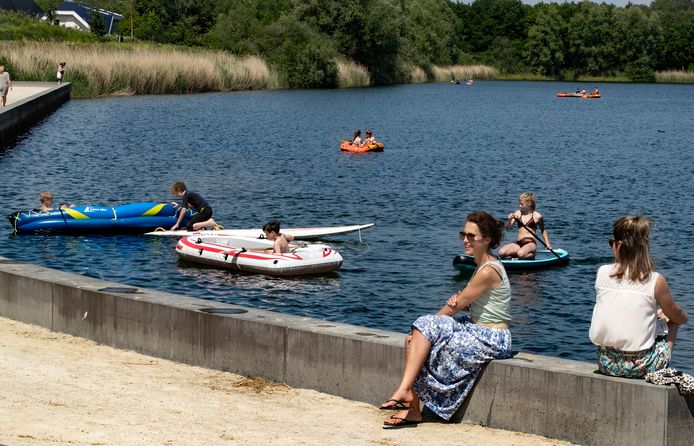 Aan het Gat van Waalre wordt in warme periodes veel gerecreëerd. De gemeente Waalre en een horecaondernemer willen graag een natuurbelevingscentrum met horeca neerzetten aan de plas, tot onvrede van de buren.