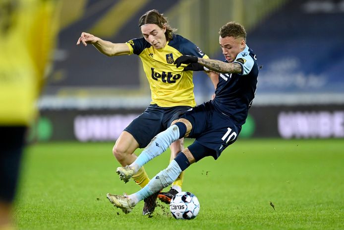 Lang krijgt het stevig te verduren tegenNielsen. Slechts één helft staat hij op het veld. PN