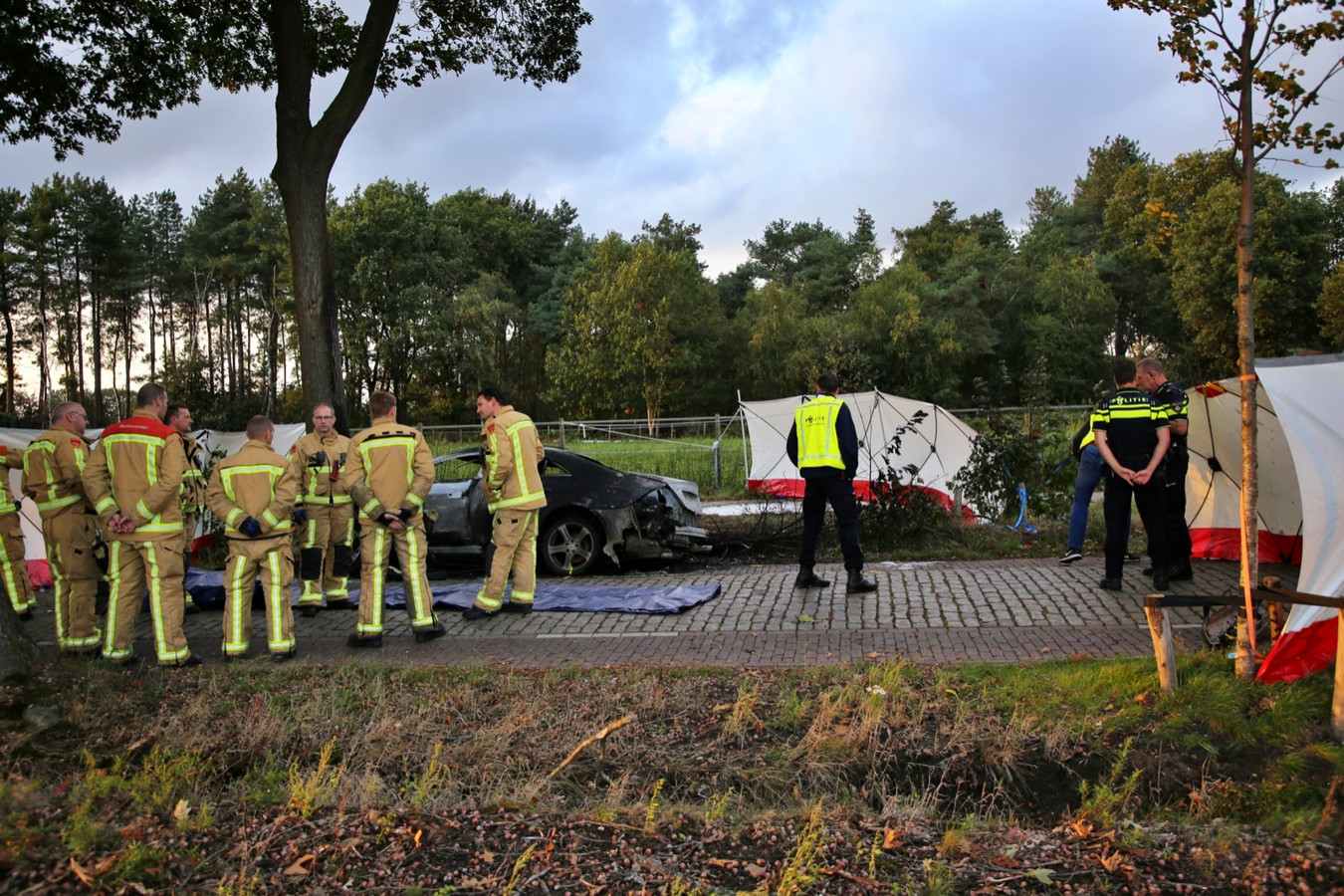 Bestuurder overleden nadat auto tegen boom rijdt en in brand vliegt in Casteren.