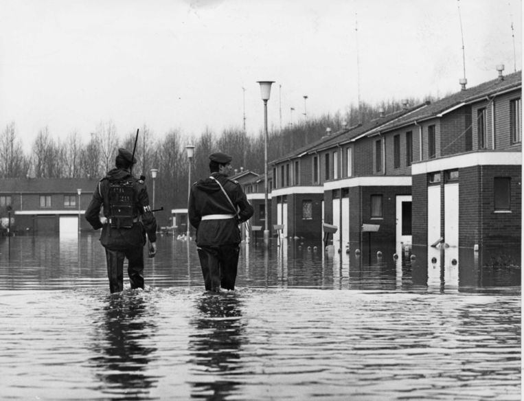 De militaire politie patrouilleert in de verlaten straten van Ruisbroek begin januari 1976. Beeld rv