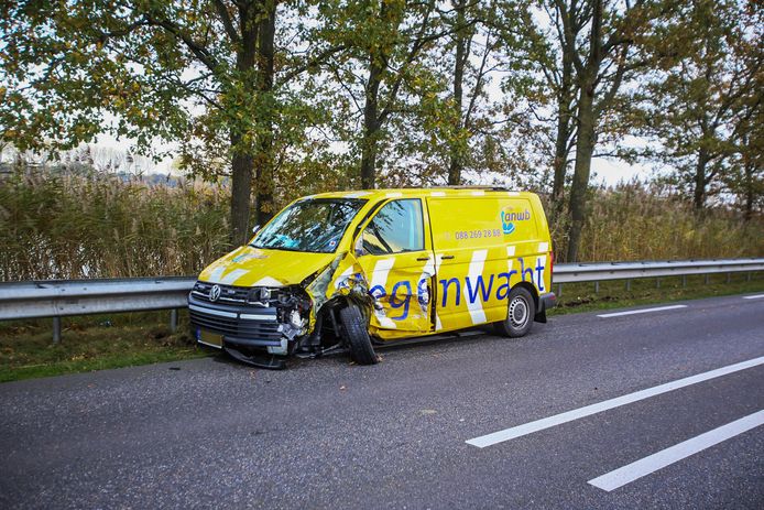 Ernstig ongeluk tussen auto en wegenwacht busje in Lierop.