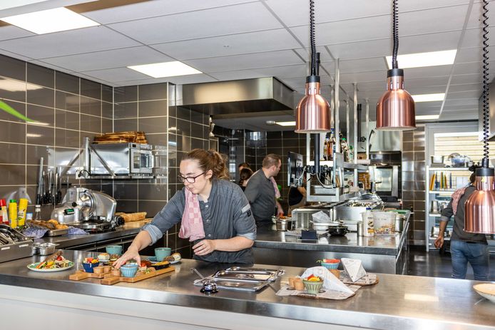 Bij de Zeester werkt de keukenbrigade als een geoliede machine | Uit ...