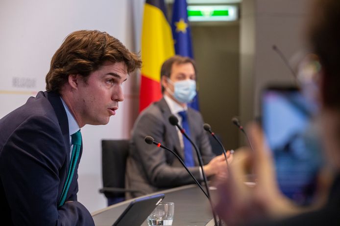 Premier Alexander De Croo en staatssecretaris voor Relance Thomas Dermine stellen de plannen voor.