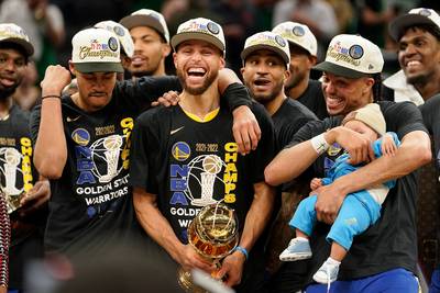't Is gebeurd: Golden State Warriors onder impuls van magistrale Curry opnieuw NBA-kampioen