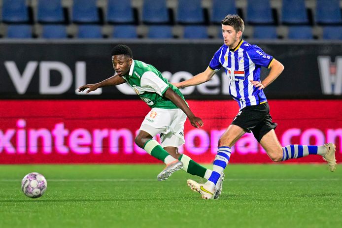Cas Faber (rechts) namens FC Eindhoven in actie tegen FC Dordrecht.