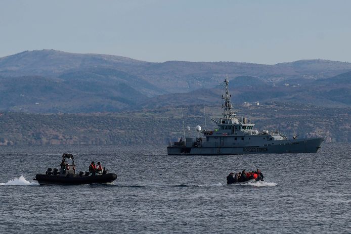 Een bootje met vluchtelingen voor de kust van het Griekse eiland Lesbos vanmorgen.