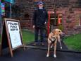 IN BEELD. Vandaag Britse verkiezingen en zoals steeds nemen Britten massaal hond mee naar stembureau