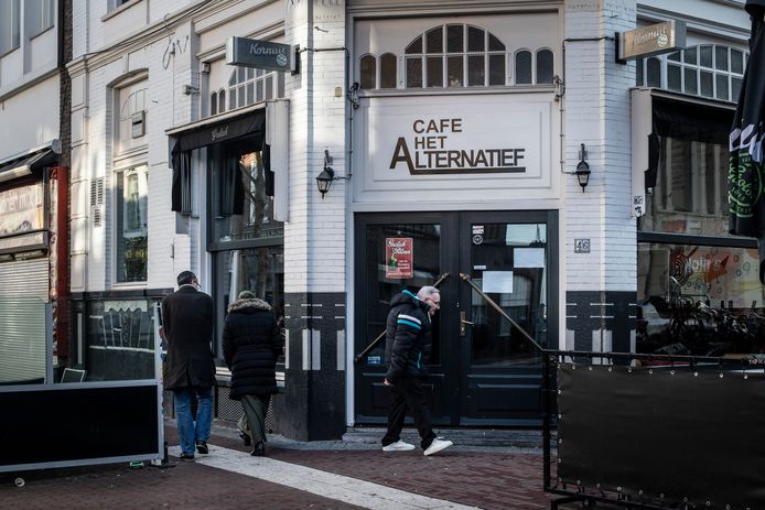 Het Alternatief mag weer open maar blijft voorlopig nog dicht. De eigenaar opent wel weer snel zijn drie kebabzaken.