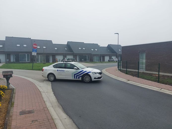 De omgeving van de Abeelstraat in de wijk Bijloke in Zottegem is na een bommelding bij een leerkracht van de secundaire school Mariagaard in Wetteren afgesloten door de hulpdiensten.