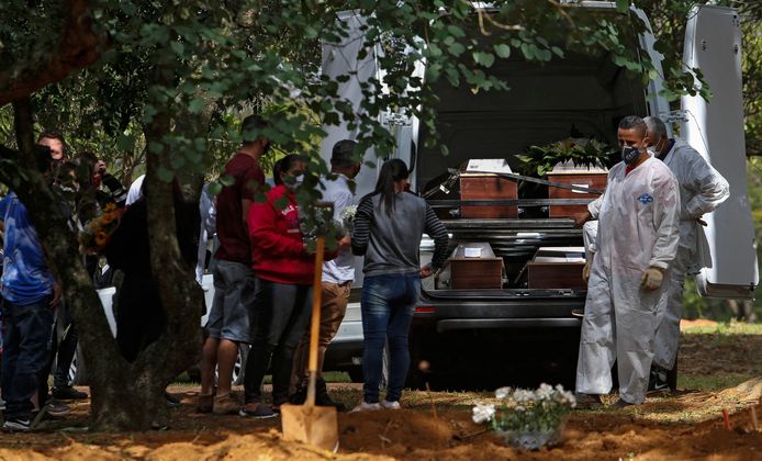 Grafdelvers in Sao Paulo staan klaar om de kisten met coronaslachtoffers te begraven.