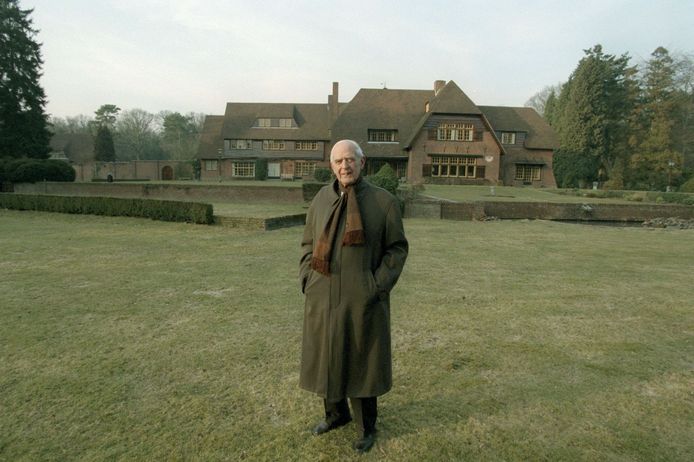 Frits Philips op 90-jarige leeftijd voor de achterzijde van landhuis De Wielewaal.