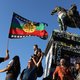 De inheemse vlag wappert boven de Chileense protesten