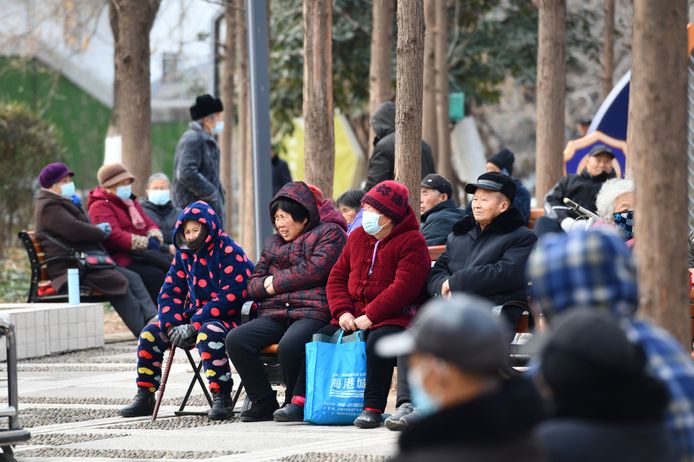 Ouderen relaxen in een park van de miljoenenstad Fuyang, China.