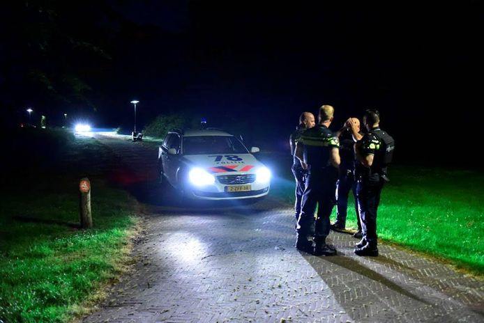 De politie heeft Park De Gagel weer afgesloten nadat er opnieuw schoten zijn gehoord.