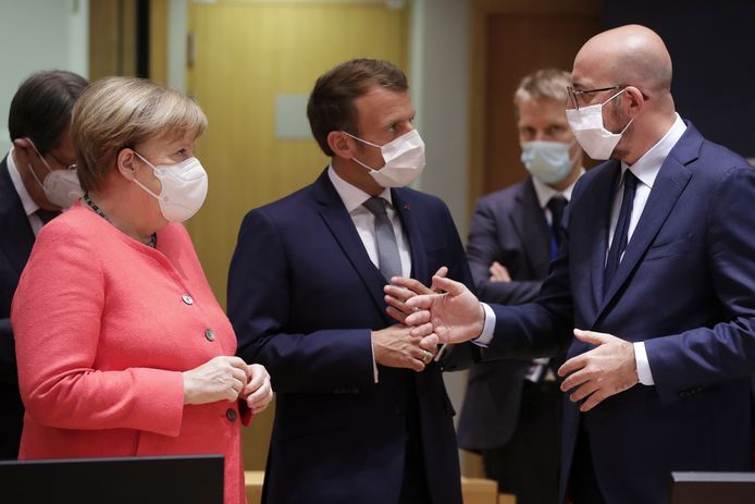 Duitse bondskanselier Angela Merkel (L), Franse president Emmanuel Macron (Midden) en voorzitter van de Europese Raad Charles Michel (R) te Brussel betreffende EU-onderhandelingen.
