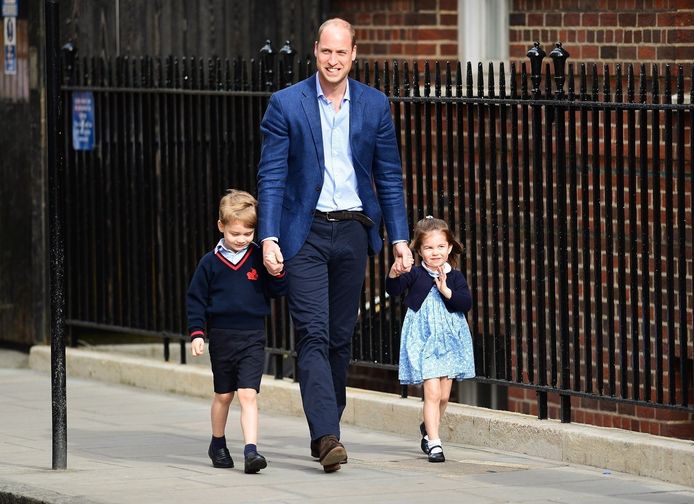 Prins William, de getuige van prins Harry, met kinderen George en Charlotte, die bij de bruidsmeisjes en -jonkers horen.