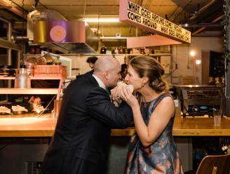 Gonda en Ewoud trouwden tussen de kebabbroodjes in Utrecht (en dát terwijl ze er niet per se weg van zijn) 