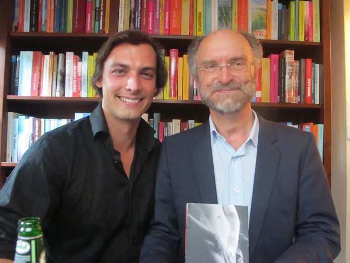 Een oudere foto van hoogleraar Paul Cliteur met Thierry Baudet wiens proefschrift hij begeleidde als promotor.