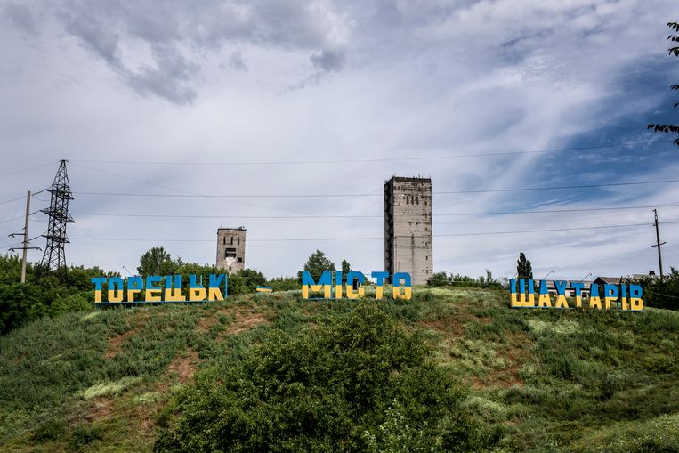  Het naambord van de kolenmijn Tsentralnaja in Toretsk werd in de nationale kleuren blauw en geel geschilderd toen de oorlog tegen pro-Russische milities begon. Beeld Adriaan Backer