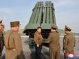 Une photo publiée par l'agence de presse officielle nord-coréenne Central News Agency (KCNA) montre le dirigeant nord-coréen Kim Jong Un supervisant le tir d'essai du système de lance-roquettes multiples de 240 mm dans un lieu non divulgué en Corée du Nord, le 10 mai 2024.
