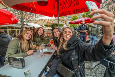 REPORTAGE. Cafébazen die van contentement een traantje wegpinken: een Mexican wave van positiviteit raasde over Leuven én Vlaanderen
