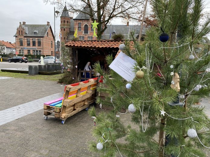 Versierde kerstbomen op het dorpsplein in Oud-Turnhout