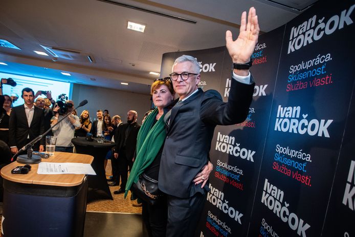 De Slowaakse presidentskandidaat Ivan Korcok met zijn vrouw na het bekend worden van de exitpolls. De voormalige minister neemt het in de tweede ronde op tegen oud-premier Peter Pellegrini.