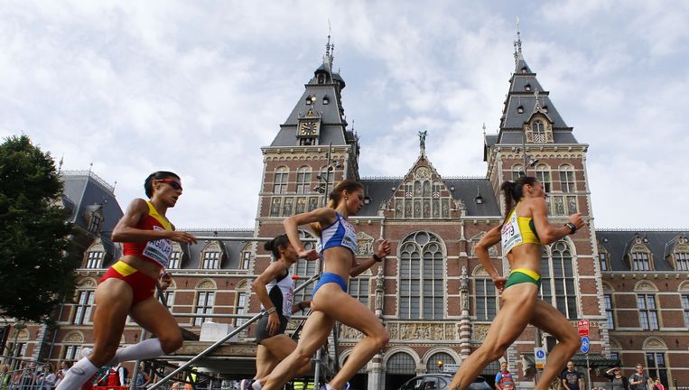Atletes passeeren het Rijksmuseum. Beeld ap