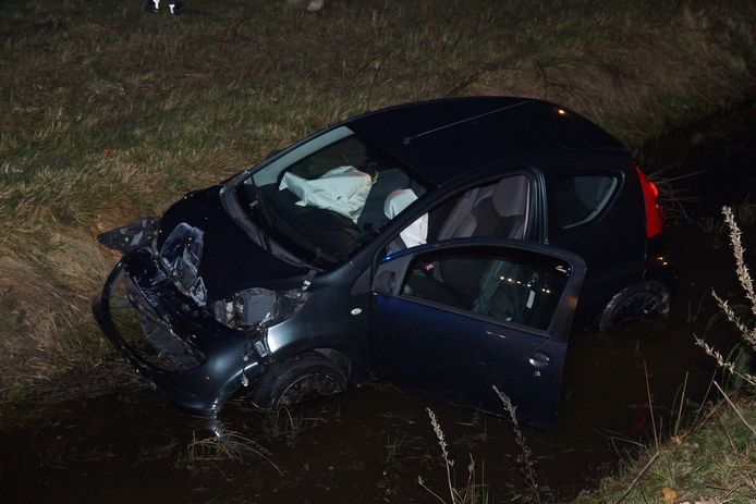 Een auto ramde een lantaarnpaal en belandde in de sloot in Kaatsheuvel.
