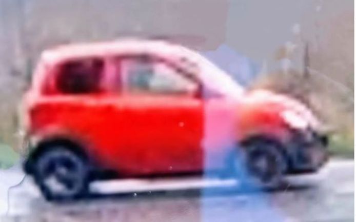 De politie is op zoek naar de eigenaar van deze rode auto na een incident op de Sloefweg.