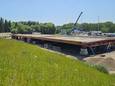 Het tweede gedeelte van de nieuwe brug op de Henneaulaan wordt komend weekend over de Brusselse ring gehesen.