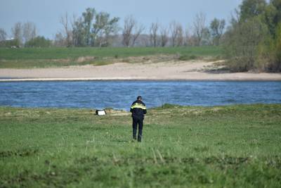 Lichaam gevonden in Waal bij Ewijk; politie doet onderzoek