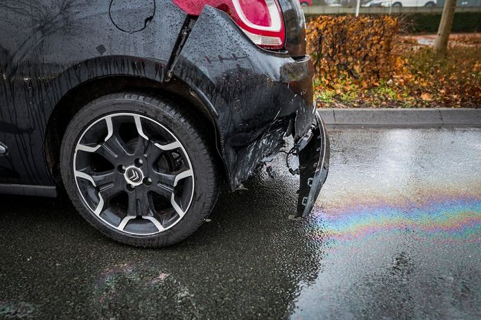 De automobilist kwam bij het ongeluk in Eindhoven met de schrik vrij, maar de bumper van de auto raakte wel gedeeltelijk los.