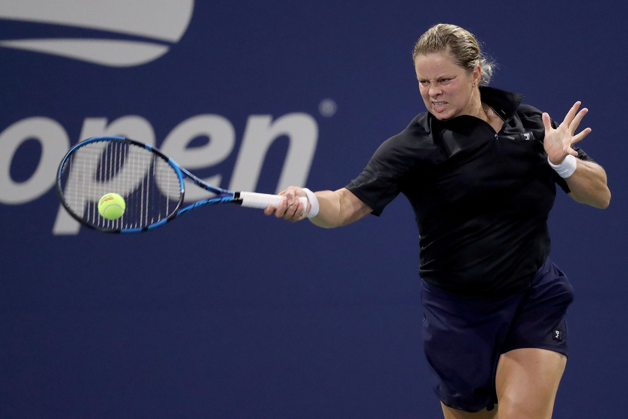 Kim Clijsters bestookt Ekaterina Alexandrova met haar krachtige forehand in de eerste ronde van de US Open, in New York. Beeld AFP