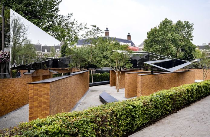 Het Nationaal Holocaust Namenmonument in Amsterdam bestaat uit stenen met de namen van alle 102.000 Nederlandse slachtoffers van de Holocaust die geen eigen graf hebben.