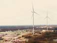 De twee windturbines toornen hoog uit boven het bedrijventerrein van Wienerberger in Beerse