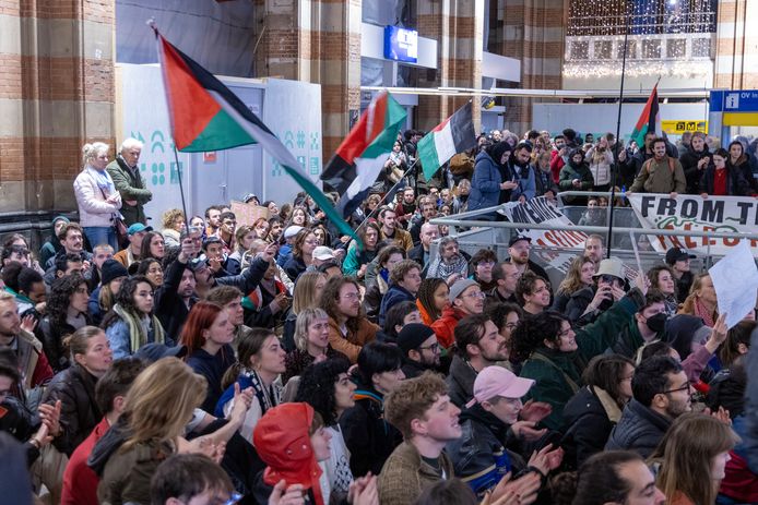 In de hal van station Amsterdam Centraal vond donderdag 16 november een grote Pro-Palestina demonstratie plaats.