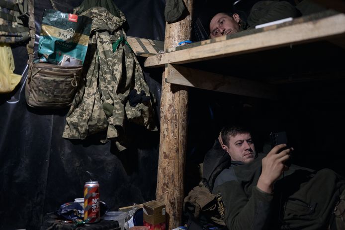 Quelques soldats ukrainiens épuisés se reposent dans leur tranchée à Toretsk, près de Donetsk