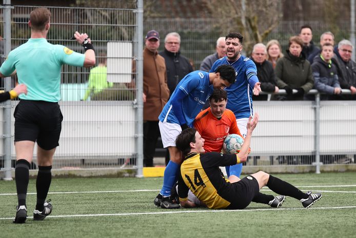 Stefan Eggink(14) van Vorden is in een duel verwikkeld met Daylan Kuipers van Eilermark.