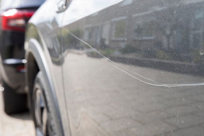 Een kras op je auto ten onrechte claimen door van verzekeraar te wisselen en de schade op te geven, kan je duur komen te staan.
